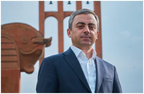 Գռզո՛, ամենավերջին սրիկան դու ես ու քո նմանները, ովքեր Արցախը ծախեցին, հիմա էլ տղերքի արյան վրա փող են աշխատում